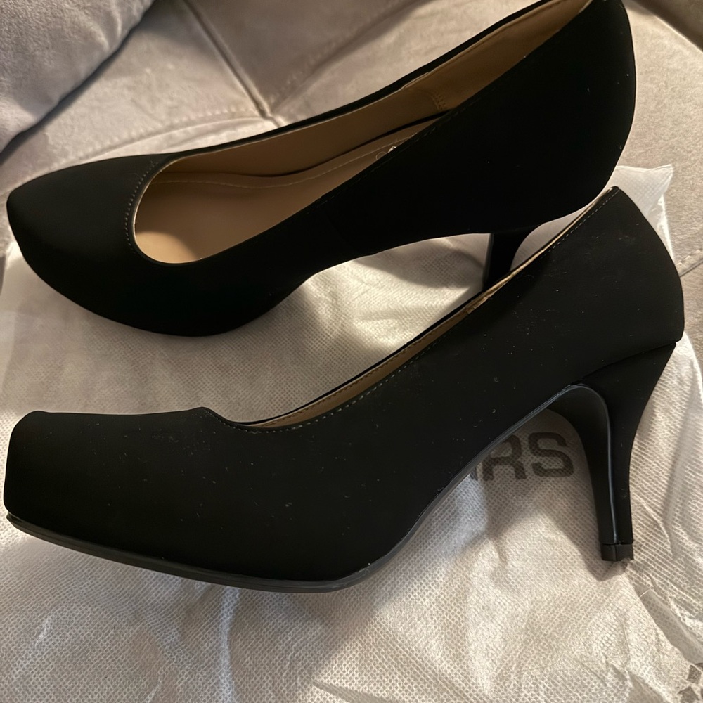 Dream Pairs Classic Black Heels